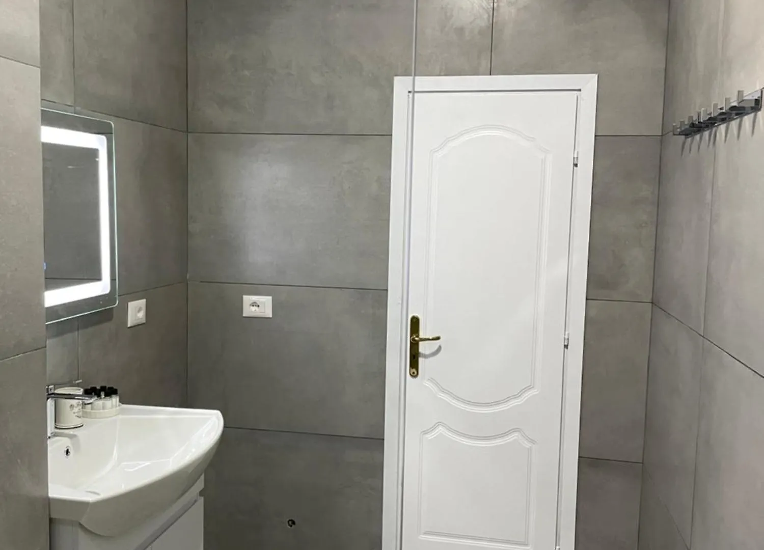 Sun Tower Luxury Suite-View From Of Tirana Center Apartment